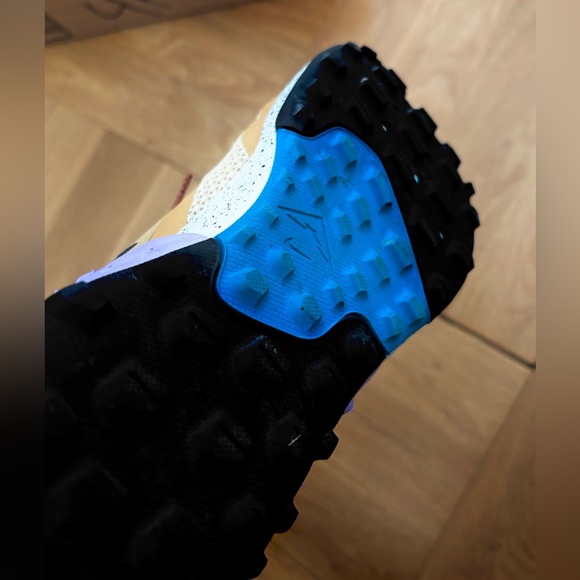 Nike Women’s ACG Sneakers Size 8 - Worn Once - Picture 4 of 5